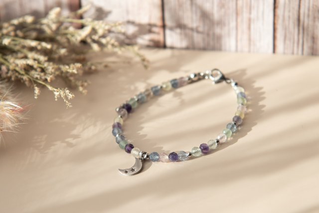 Bransoletka z kamieni - fluoryt z półksiężycem