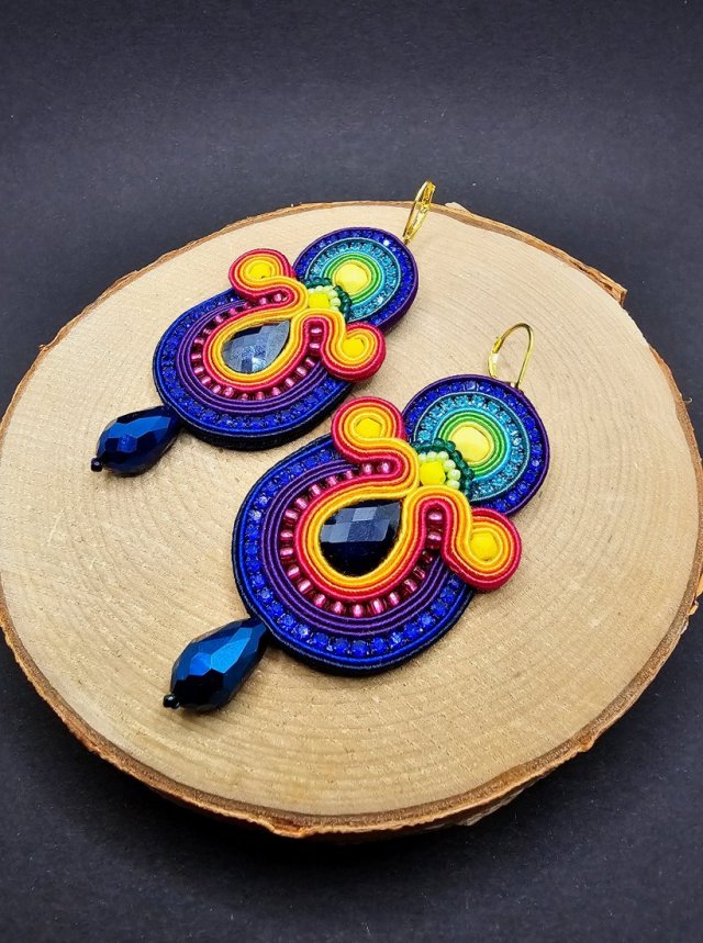 Tęczowe błyszczące kolczyki sutasz