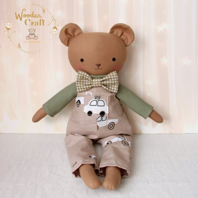 Miś Tymuś przytulanka w białym sweterku i niebieskich ogrodniczkach