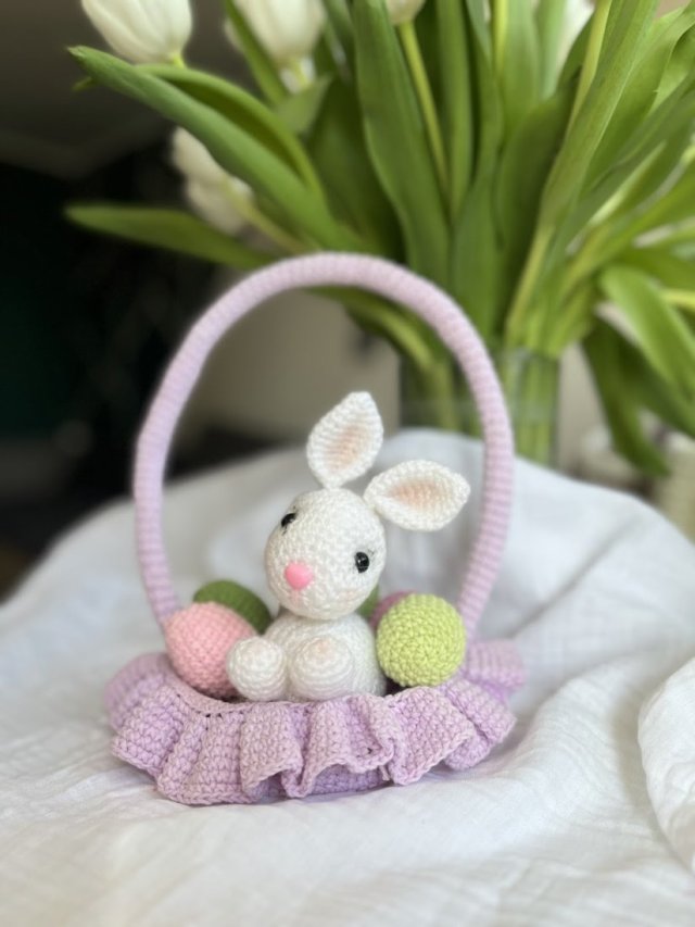 Wielkanocny zestaw dekoracyjny – Króliczek w koszyczku (Handmade)