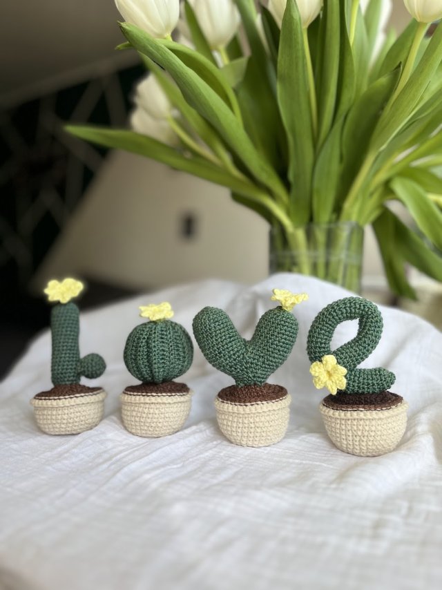 Szydełkowy napis LOVE – kaktusy w doniczkach