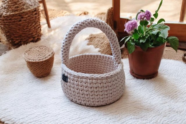 Koszyk Wielkanocny 20cm kremowy drewniane dno