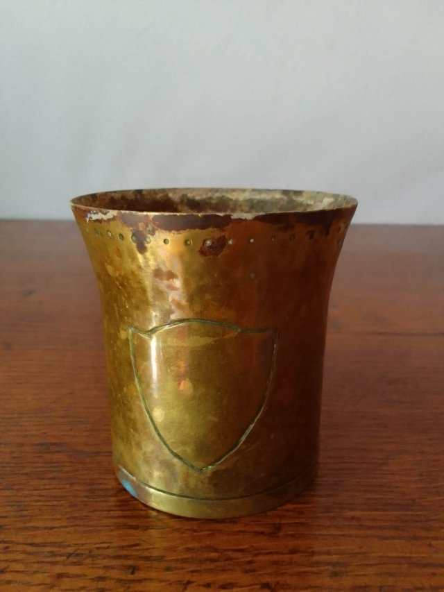 Mosiężny Kubek Vintage – Zdobiona Tarcza i Punktowanie