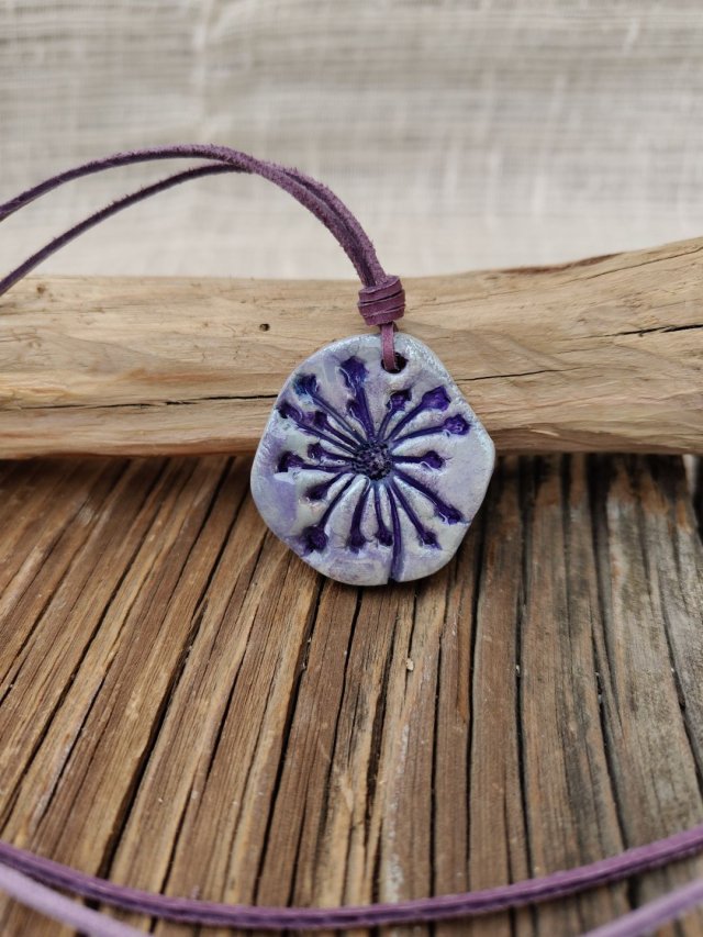 Wisiorek Fioletowy Kwiat – ręcznie robiony z glinki
