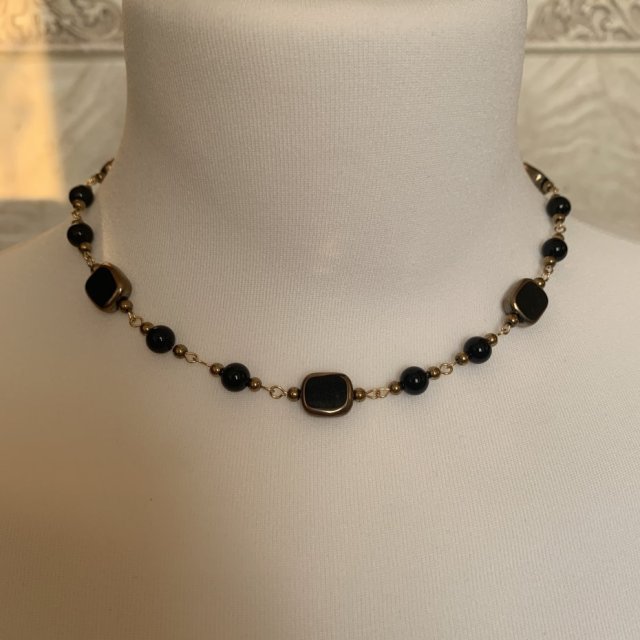 Naszyjnik Złocony z Czarnym Onyksem | Koraliki Okrągłe i Kwadratowe | Elegancka Biżuteria Damska | Prezent dla Kobiety