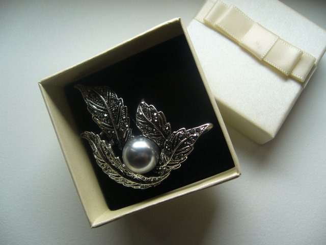 PIĘKNA BROSZKA LIŚCIE Z PERŁĄ