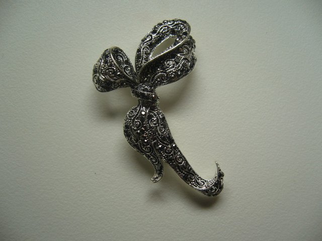 ELEGANCKA BROSZKA KOKARDA