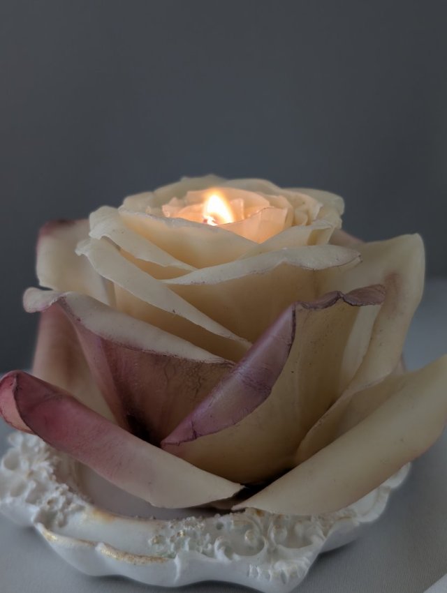 Świeca  dekoracyjna kwiat róży z wosku pszczelego