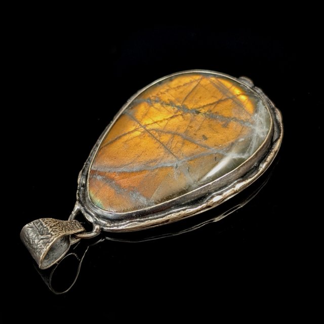 ZACHODZĄCE SŁOŃCE LABRADORYTU