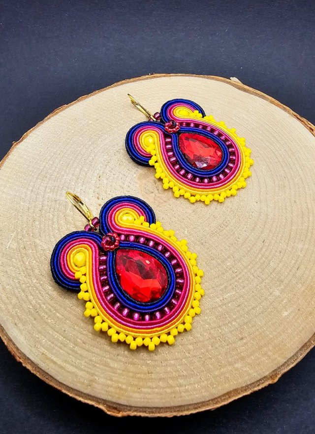 Kolorowe  błyszczące kolczyki sutasz