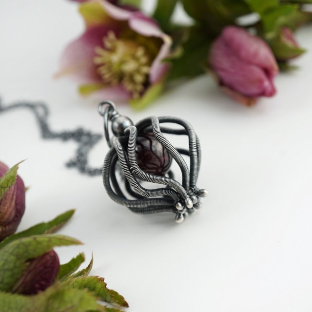 Chinese lantern - ażurowy, srebrny wisior z granatem