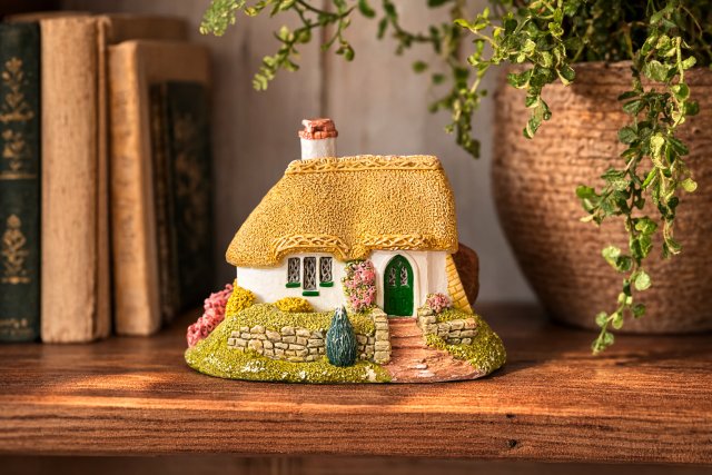 Miniaturowy domek z strzechą – figurka dekoracyjna do domu