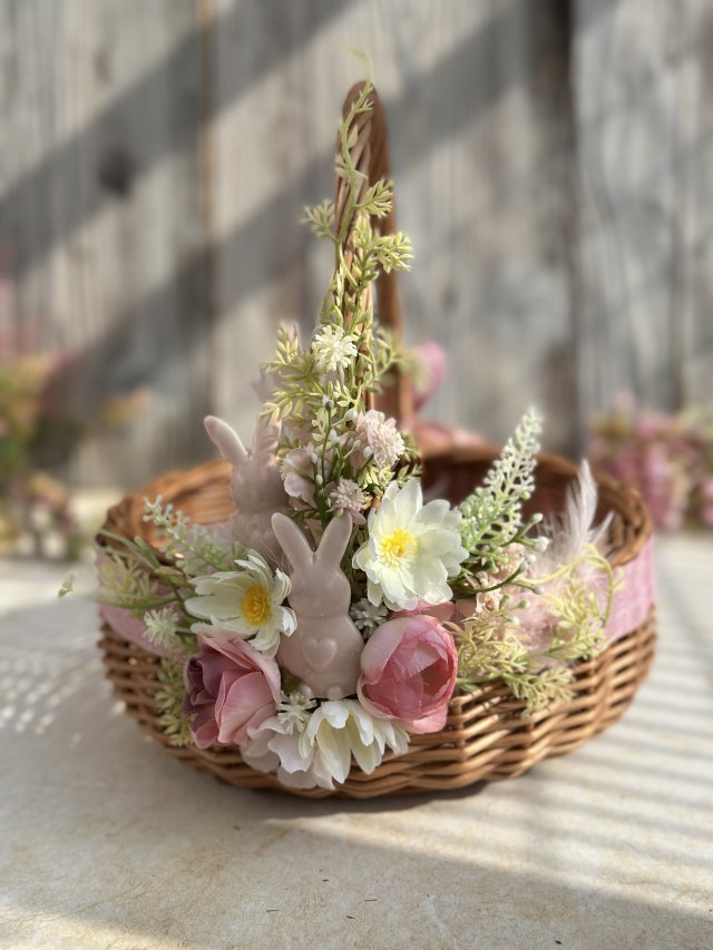 Koszyczek wielkanocny z zajączkami, koszyk wiklinowy na święcone