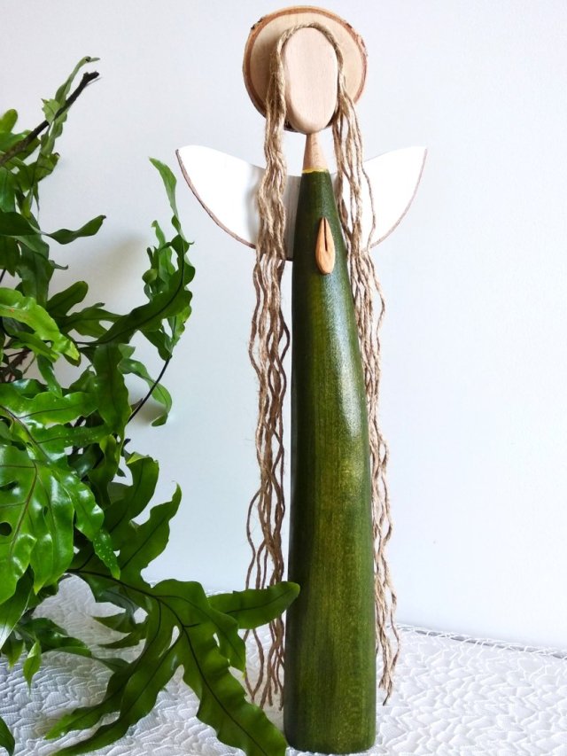 Ręcznie wykonany anioł z drewna – harmonia i natura.