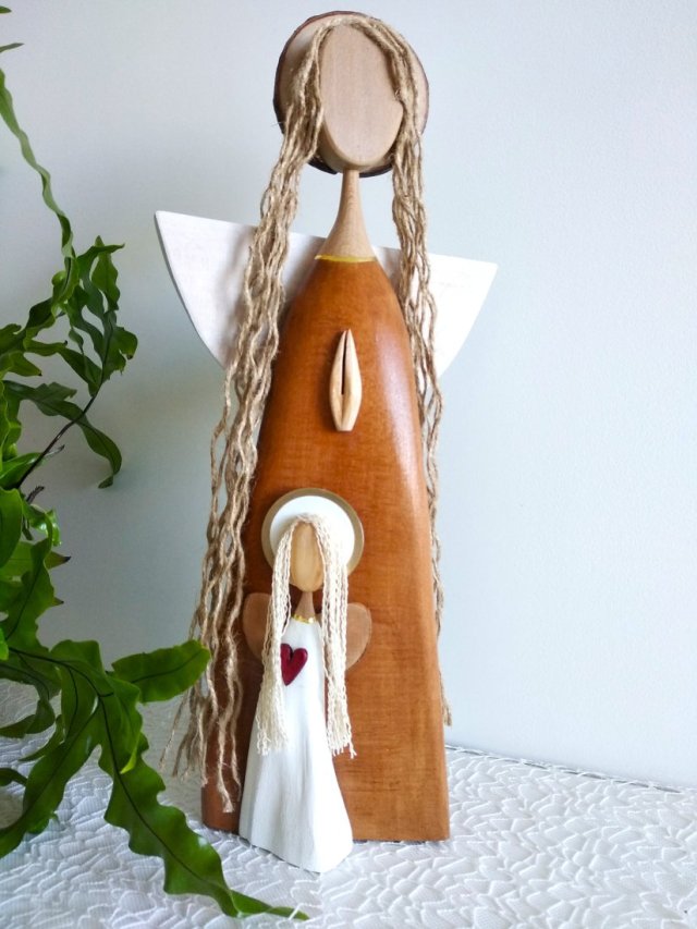 Ręcznie wykonany anioł z drewna – symbol bliskości