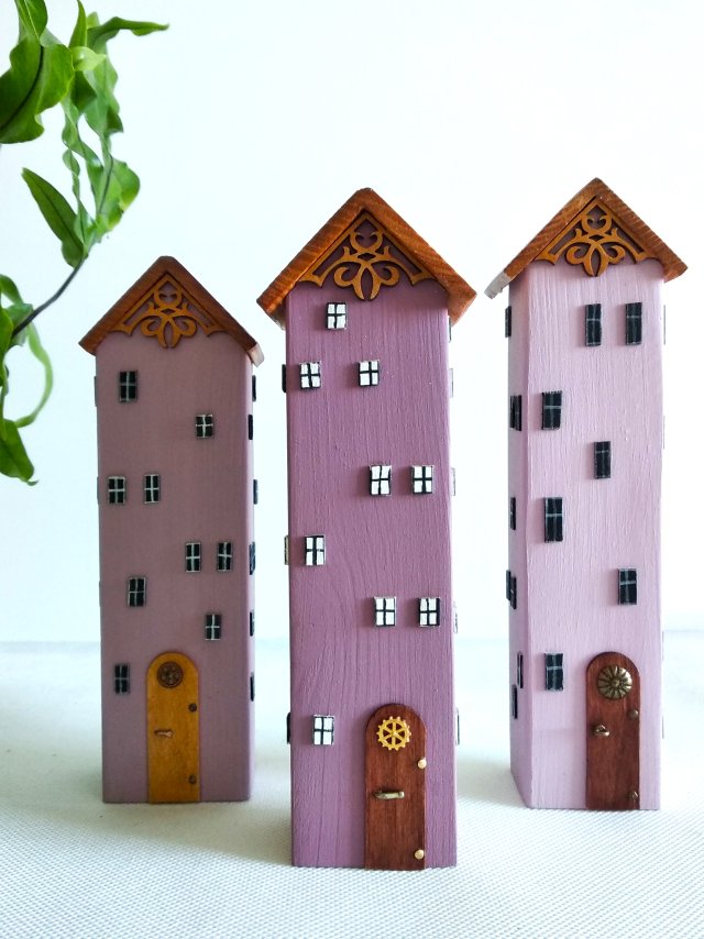 Ręcznie robione kamieniczki z drewna. Pastelowe osiedle.