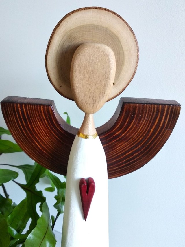 Ręcznie wykonany anioł z drewna – symbol miłości.