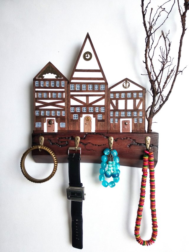 Drewniany wieszak "Szachulcowe miasteczko"