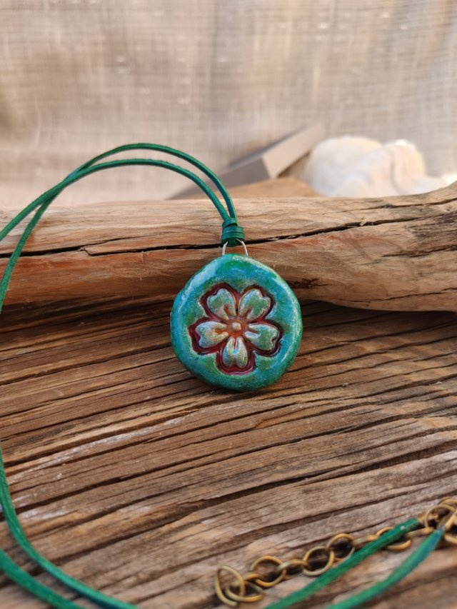 Leśny Kwiat – ręcznie malowana zawieszka z glinki