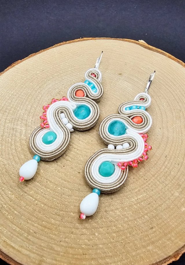 Biało kolorowe kolczyki sutasz z jadeitem