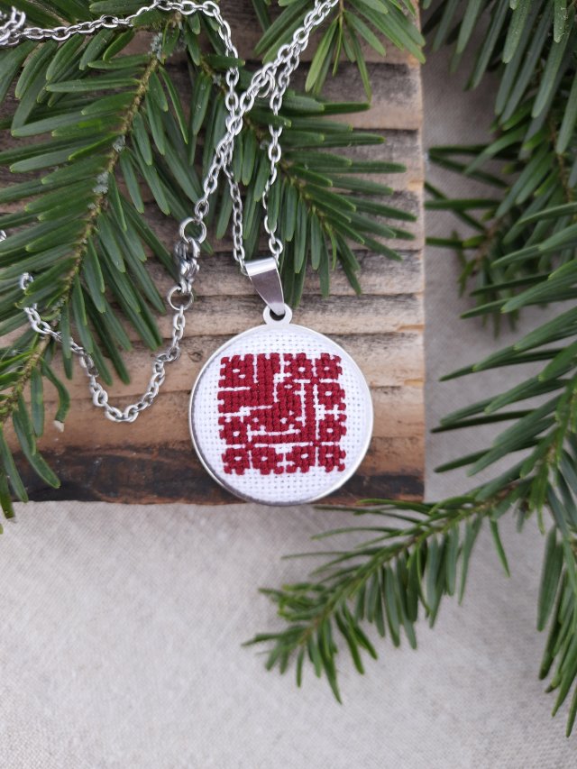 Medalion z haftem słowiańskim