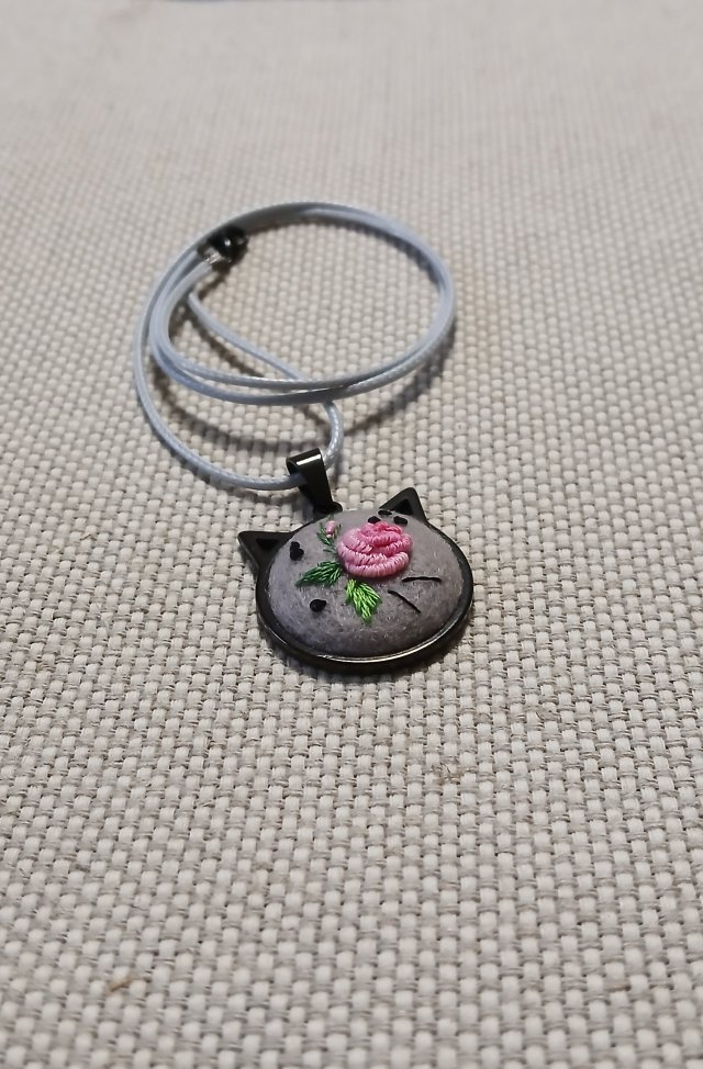 Ręcznie haftowany wisior  DLA JÓZEFINY  stal szlachetna