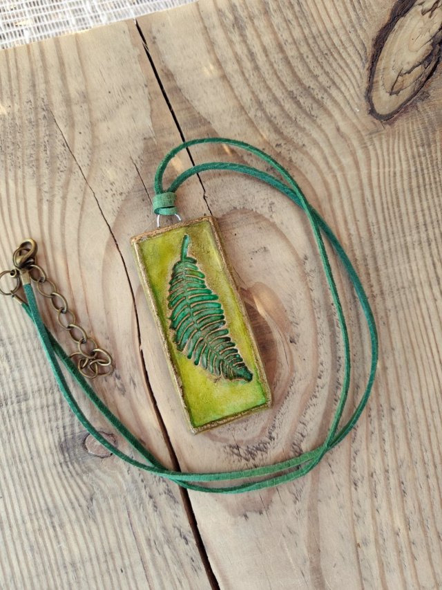 Leśna Paproć – ręcznie malowany wisiorek z glinki