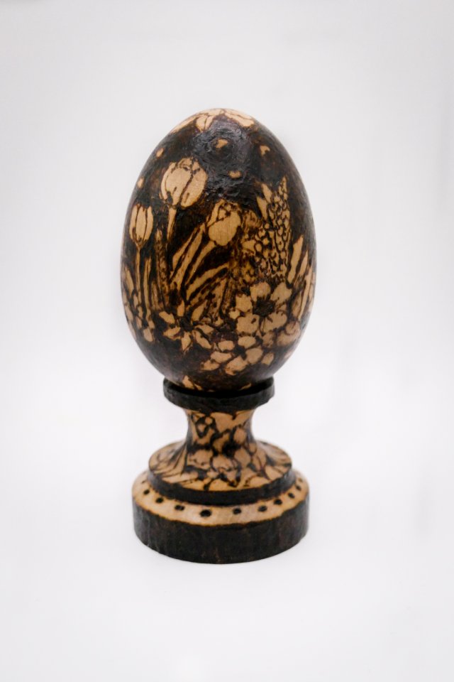 Ręcznie dekorowane drewniane jajko – ŁĄKA natura, i stojak, pirografia, wypalane w drewnie, upominek na Wielkanoc