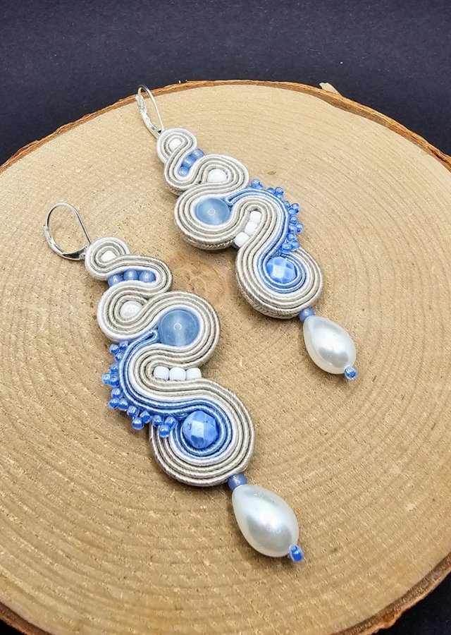 Biało błękitne kolczyki sutasz z jadeitem