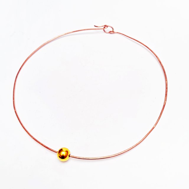 Kolia z miedzi z pozłacaną kulką