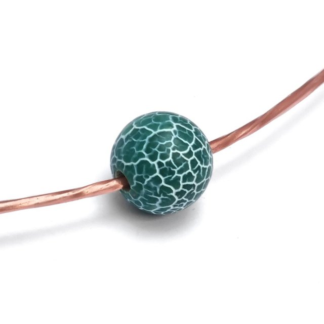 Kolia z miedzi z kulką trawionego agatu