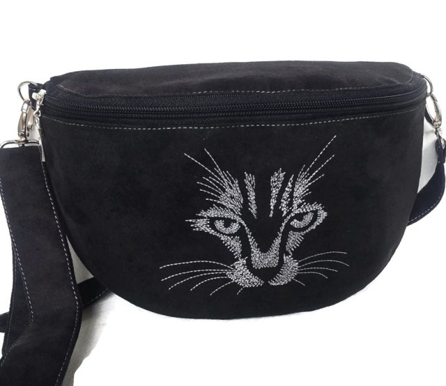 Nerka czarna ekozamsz na ramię z kotem