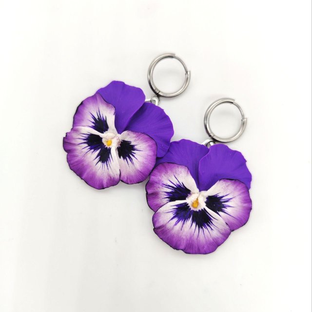 Kolczyki bratki biało fioletowe wiszące handmade – kwiaty z gliny polimerowej, stal nierdzewna