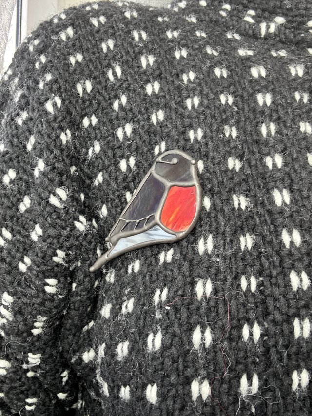 Broszka witrażowa ptak Gil Witraż w stylu Tiffany