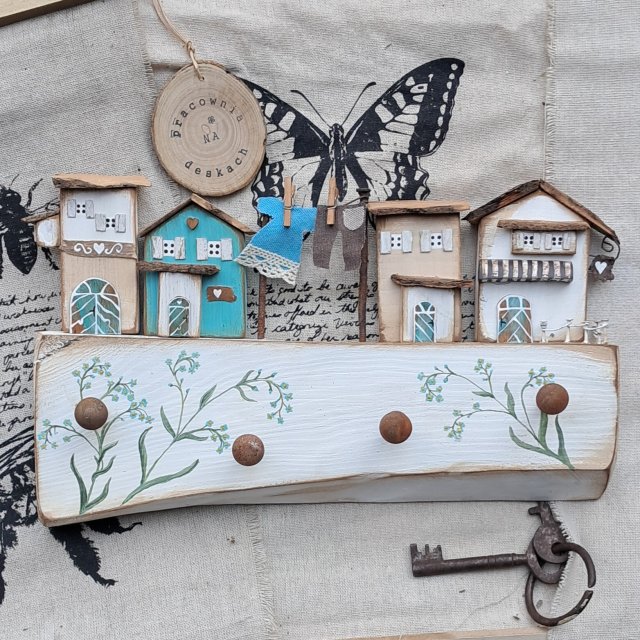 Rustykalny wieszak z niezapominajkami i praniem