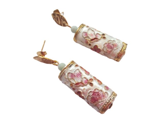 BIAŁE CLOISONNE W ZŁOCIE - PASTELOWE KOLCZYKI Z AMAZONITEM