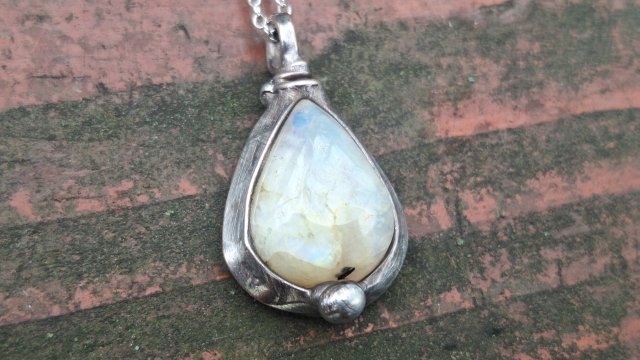 Kamień księżycowy - wisiorek