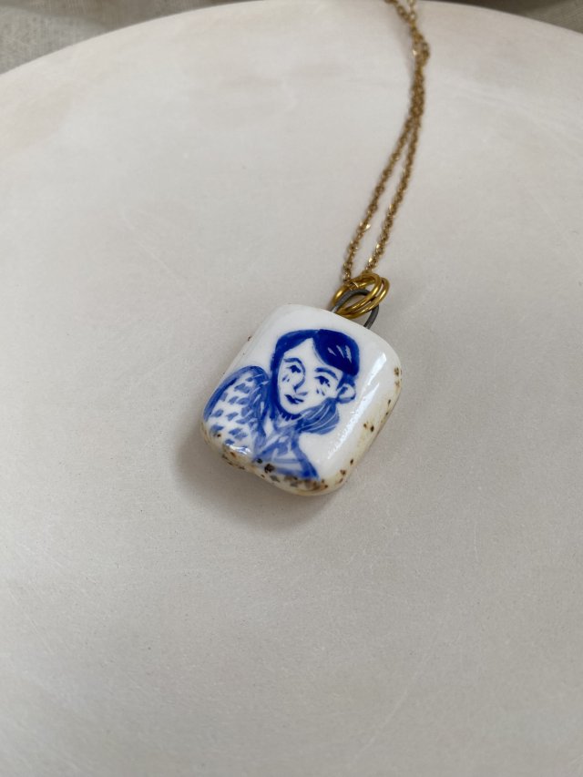 Zamyślona / wisiorek z porcelany