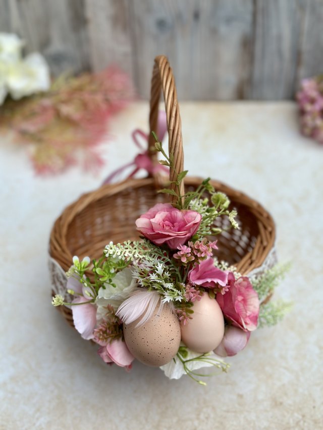 Koszyk wiklinowy z dekoracją, na stół wielkanocny