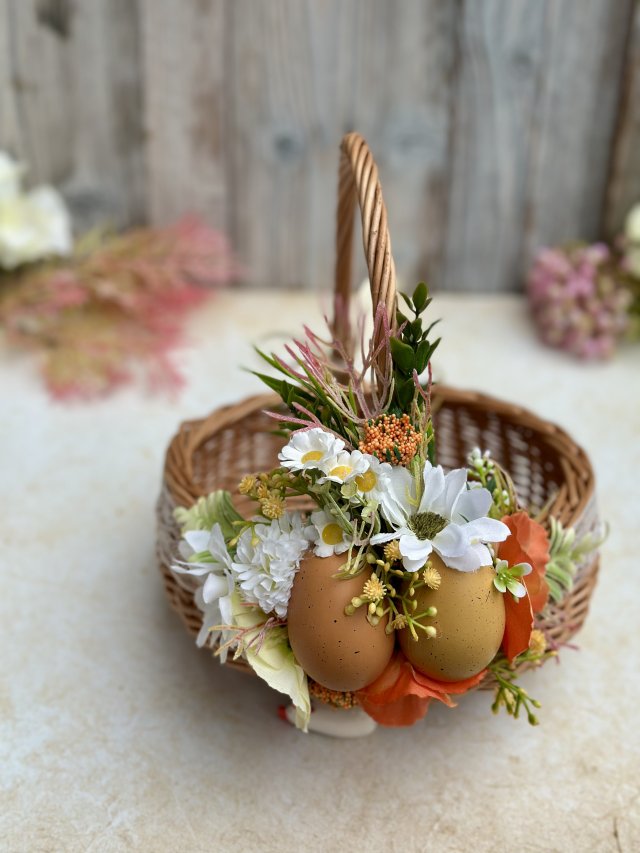 Koszyk wiklinowy z dekoracją, na stół wielkanocny