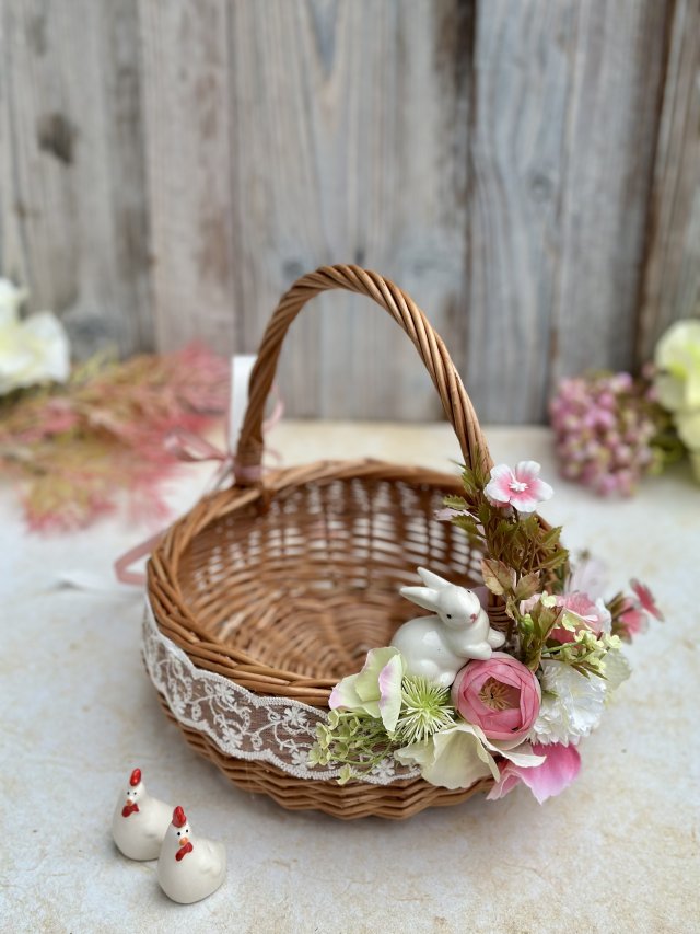 Koszyk wiklinowy z dekoracją, koszyczek z ceramicznym zajączkiem