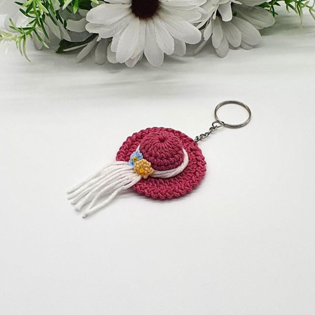 Breloczek - kapelusz w kolorze malinowym na szydełku