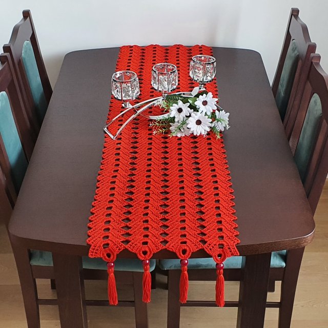 Czerwony bieżnik w stylu boho