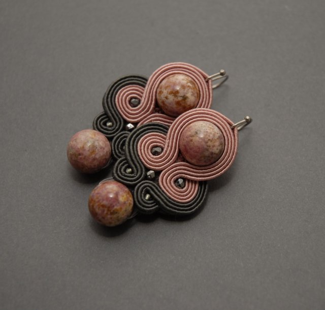 różowo-grafitowe kolczyki sutasz z rodonitami