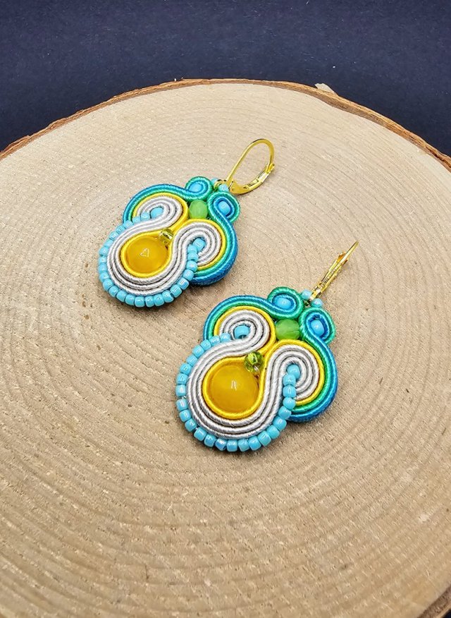 Beżowo-kolorowe kolczyki sutasz