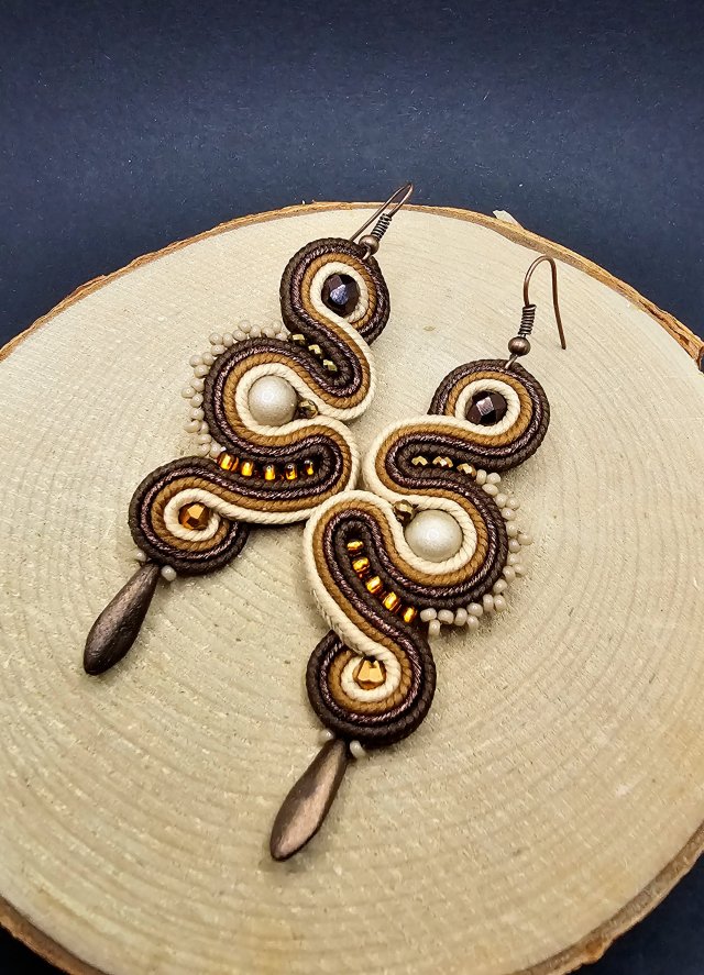 Brązowo-beżowe kolczyki sutasz