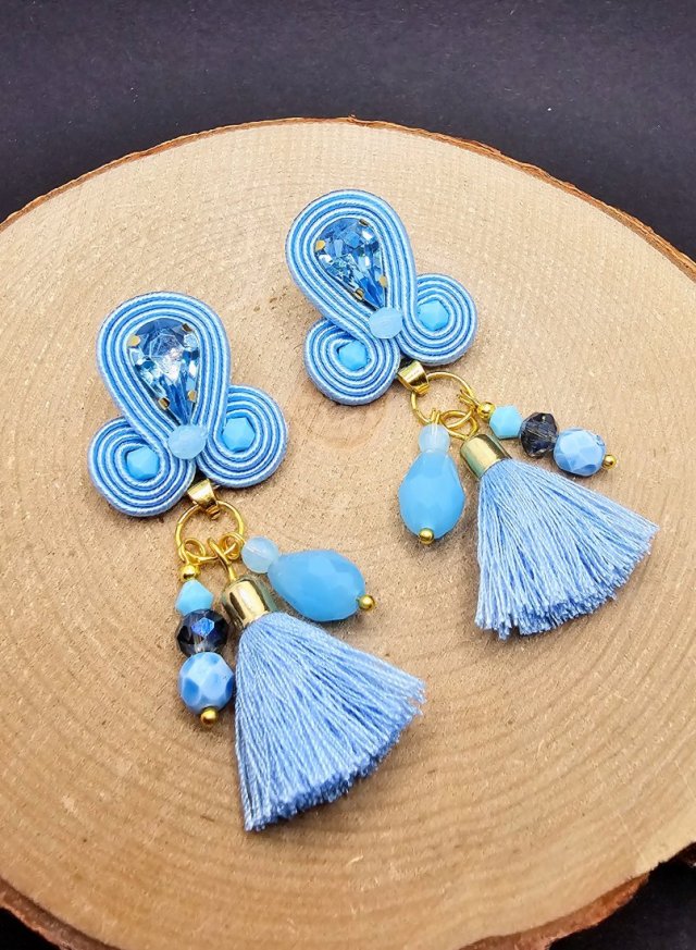 Błękitne kolczyki sutasz z chwostami
