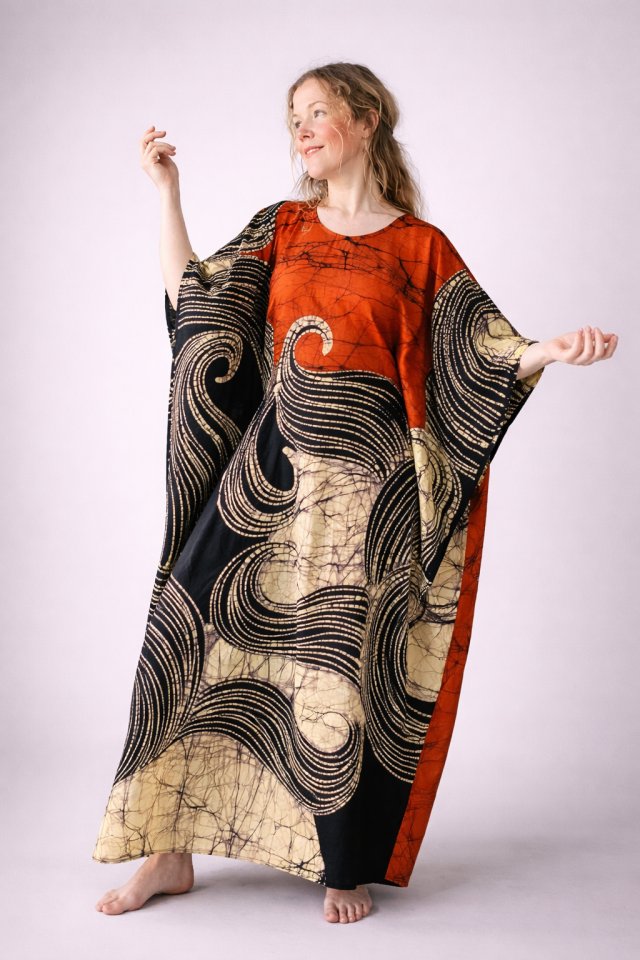 Unikatowa ceglasta sukienka bawełniana, batikowa z biżuterią