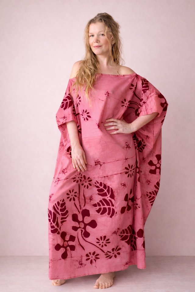 Unikatowa rożowa sukienka bawełniana, batikowa z biżuterią