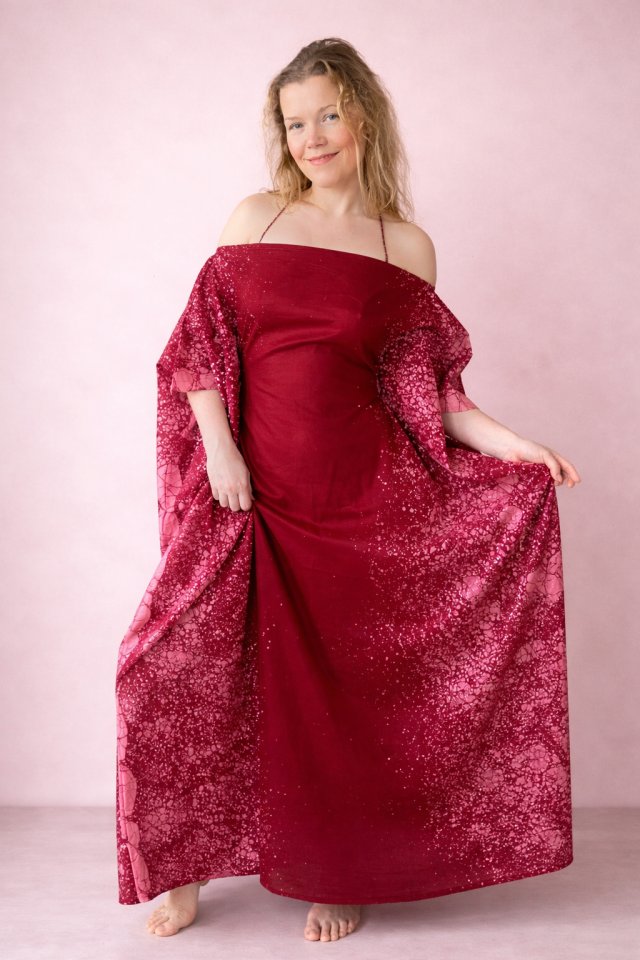 Unikatowa czerwona sukienka bawełniana, batikowa z biżuterią